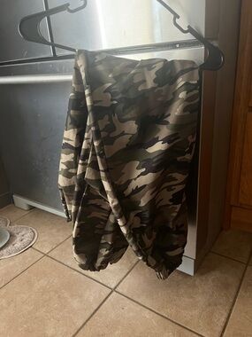 SHEIN Kids Camo Jogger Pants in Green and Brown